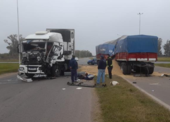 San Genaro: Choque de camiones terminó con un chofer internado
