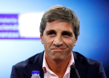 Caputo pidió que los empresarios “pongan el hombro” y dijo que el Gobierno “tiene todo armado” para la dolarización