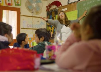 “Asistencia Perfecta” de la maestra que pone su canoa para ir todos los días a la escuela