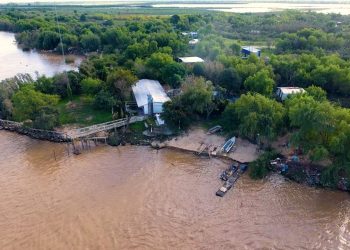 “Asistencia Perfecta” de la maestra que pone su canoa para ir todos los días a la escuela