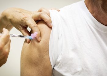 Salud: Llega una nueva vacuna clave para los adultos mayores, de qué se trata.