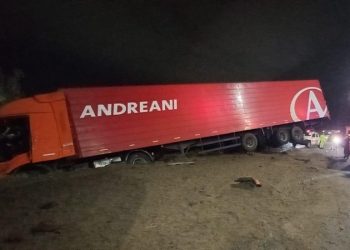 Choque de camiones en la autopista Rosario – Santa Fe . Bomberos rescataron a un chofer.