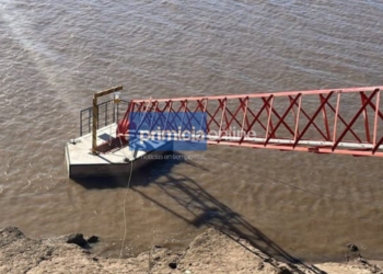 Gaboto: Avanza la obra del agua potable, el muelle flotante ya se completò.