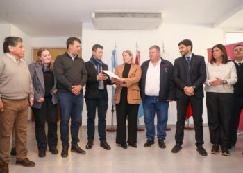 Pullaro entregó aportes y anunció un centro de entrenamiento para los bomberos en Galvez