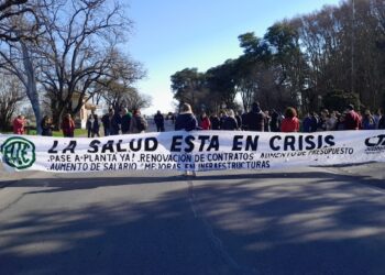 Segundo día de manifestación y corte de RUTA 11 en la Colonia Psiquiatrica de Oliveros: «Esto no es una transformación, sino un achicamiento.»