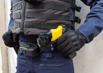 Santa Fe avanza en la adquisición de pistolas taser para la policía provincial