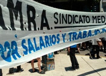 Médicos de AMRA rechazan oferta salarial del gobierno de Pullaro y convocan a un paro general