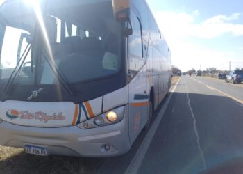 Coronda: Accidente de tránsito en Ruta Nacional 11 involucró un micro de la empresa Tata Rápido y una motocicleta.