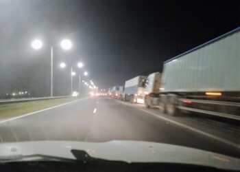 Colapsaron las rutas de la región con camiones que esperan ingresar a las temrinales portuarias del cordón.