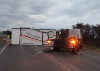 Accidente en la Autopista Santa Fe-Rosario: Un camión con acoplado vuelca en el intercambiador de Arocena