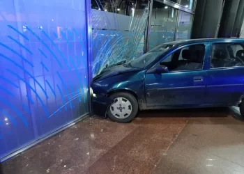 Chocó su auto contra el Banco Nación de Rosario porque no le dieron un crédito.