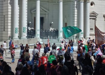 SANTA FE: Reprimieron a los manifestantes fuera de la legislatura provincial.