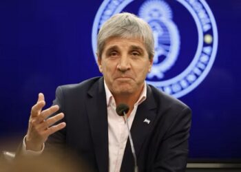 Caputo amenaza con cerrar sucursales del Banco Nación en municipios que suban tasas municipales