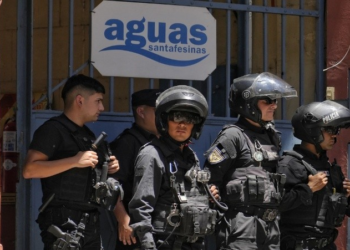 Caos y descontrol en una manifestación de trabajadores de Aguas Santafesinas en Rosario