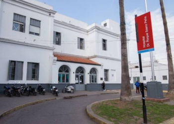 ROSARIO: Un hombre murió electrocutado al subir al techo de su casa