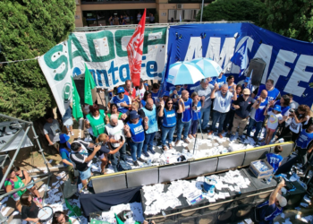 Docentes enojados: El bono santafesino para estatales no incluye a los docentes y hay malestar en el sector .