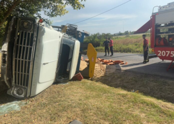 San Lorenzo: Un camión de materiales volcó en la colectora Alfonsín y un hombre debió ser rescatado 