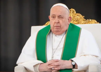 El Papa Francisco sigue en estado crítico pero estable: el Vaticano informó una leve mejoría