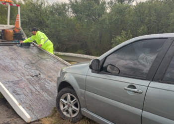 MONJE: Despiste de un vehículo en la Autopista Brigadier Estanislao López.