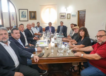 PARITARIAS SANTAFESINAS: El gobierno se reune hoy con docentes y estatales