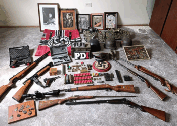 Rosario: buscaban arma robada y descubrieron gran cantidad de elementos con simbología nazi