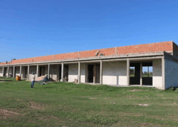 OLIVEROS: La provincia de Santa Fe financia la mega obra de la nueva escuela , obra que ejecuta la comuna local.