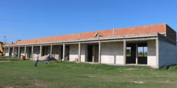 OLIVEROS: La provincia de Santa Fe financia la mega obra de la nueva escuela , obra que ejecuta la comuna local.