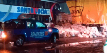 Un colectivo y un camión protagonizaron un trágico accidente sobre la ruta 11 con tres personas fallecidas