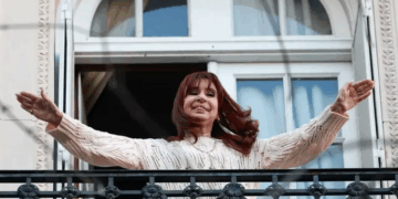 CFK cruzó a Milei por el dólar: «Le echás la culpa a la amiga de Videla, cobarde»