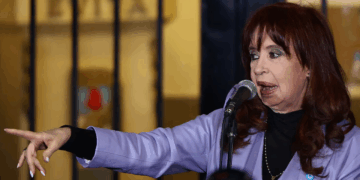 CFK cruzó nuevamente a Milei: «Te van a sacar con chaleco de fuerza»