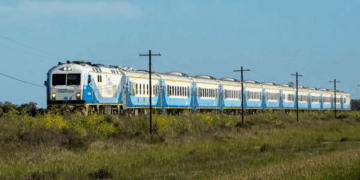 Tren Rosario-Retiro: demoras de tres horas y hasta cancelaciones sin aviso por el recorte de la motosierra.