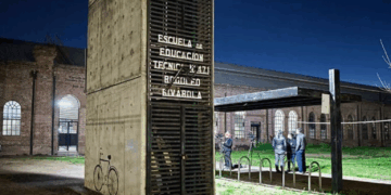 Un alumno llevó un arma, amenazó a un compañero y se sacó una foto junto a otros dos para las redes