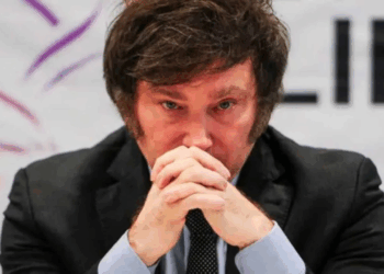 Milei tuvo que suspender la caminata por el centro de Ushuaia por la baja convocatoria y las fuertes protestas en las calles