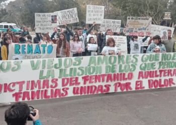 Familiares de víctimas del fentanilo se movilizan en el Monumento a la Bandera