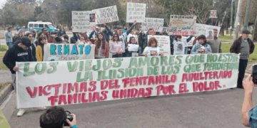 Familiares de víctimas del fentanilo se movilizan en el Monumento a la Bandera