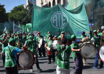 Estatales de Santa Fe se suman al paro contra la reforma laboral y analizan una fuerte movilización