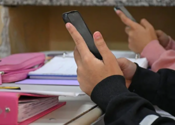 Santa Fe avanza hacia la prohibición de los celulares en escuelas por el impacto en la salud mental