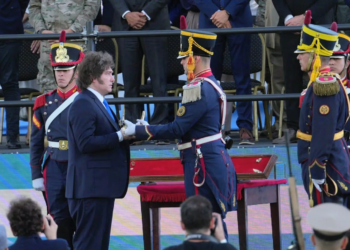 Milei, el sable corvo y la grieta: «Nos dicen cipayos, pero desfinanciaron a nuestras Fuerzas Armadas»