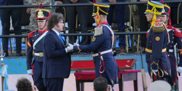 Milei, el sable corvo y la grieta: «Nos dicen cipayos, pero desfinanciaron a nuestras Fuerzas Armadas»