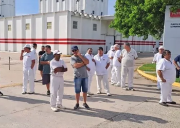 Trabajadores de la empresa láctea Verónica acampan frente a la planta de Lehmann por la paralización de la producción y salarios adeudados