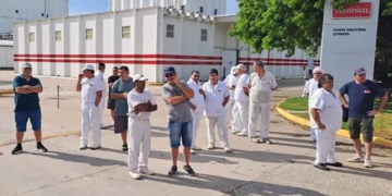 Trabajadores de la empresa láctea Verónica acampan frente a la planta de Lehmann por la paralización de la producción y salarios adeudados