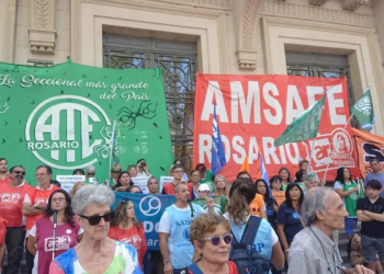 «En defensa del salario, el trabajo y la salud»: gremios rosarinos montaron la Carpa de la Resistencia frente a Gobernación