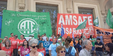 «En defensa del salario, el trabajo y la salud»: gremios rosarinos montaron la Carpa de la Resistencia frente a Gobernación