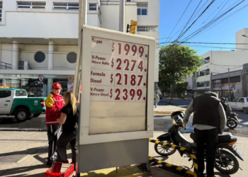El precio de la nafta súper roza los $2.000 en la ciudad de Santa Fe: llenar el tanque se acerca a los $100.000