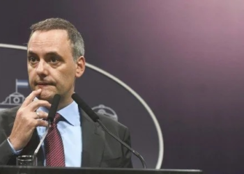 Investigan un supuesto viaje de Manuel Adorni al Caribe y piden registros migratorios