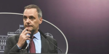 Investigan un supuesto viaje de Manuel Adorni al Caribe y piden registros migratorios