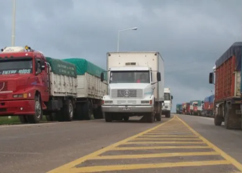 Cosecha récord: camiones congestionan las rutas del cordón industrial del sur provincial