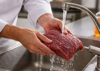 ¿Por qué no debes lavar la carne antes de cocinarla? El error que puede poner en riesgo tu salud