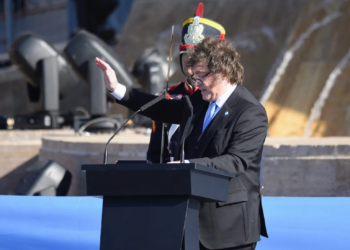 Milei leyó un corto discurso, vinculó a Belgrano con su cruzada libertaria y partió raudo en helicóptero