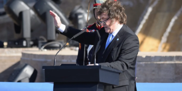 Milei leyó un corto discurso, vinculó a Belgrano con su cruzada libertaria y partió raudo en helicóptero